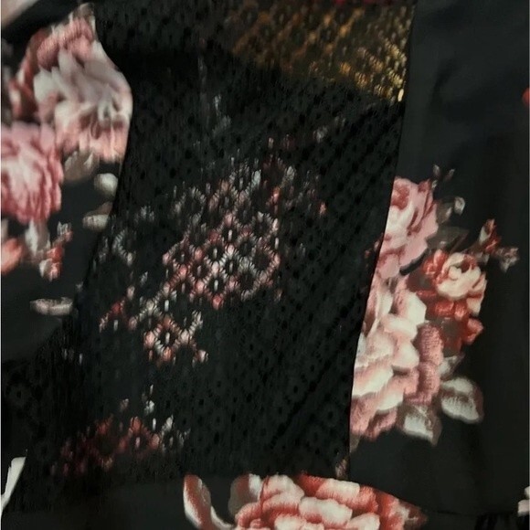 Black floral top with lace detail size medium - Picture 8 of 8